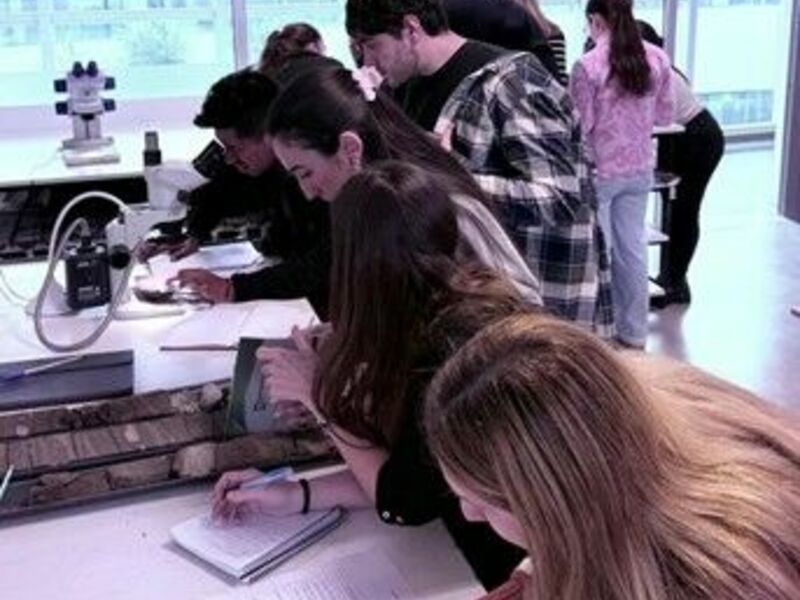 Students from the "AAPG UBA Student Chapter" visited the GRUPO LCV laboratories.