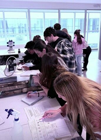 Students from the "AAPG UBA Student Chapter" visited the GRUPO LCV laboratories.